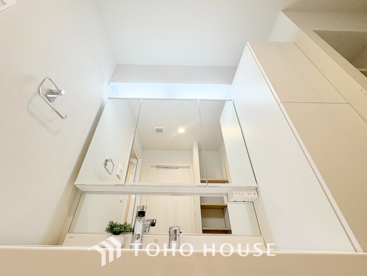 洗面 【WASHROOM】◆快適◆煌びやかな暮らしの中にも忘れたくない快適さ。大きな収納が助けてくれます。