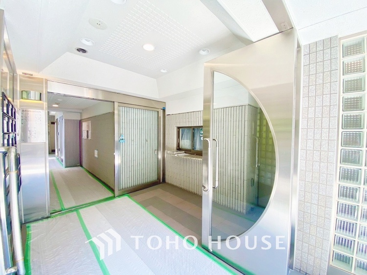 エントランス 【ENTRANCE】◆家族◆家で家族と過ごす時間は限られている。帰りを待つ家族の元へと急ぐときの弾む思い。そんな思いを引き立てる邸宅。