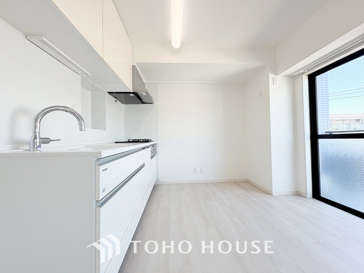 キッチン 【KITCHEN】◆ワクワク◆開放的で機能性も高いシステムキッチン。お子様は毎日のご飯にワクワク！