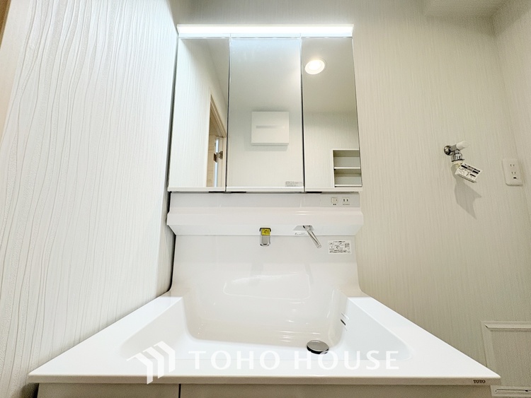 洗面 【WASHROOM】◆快適◆煌びやかな暮らしの中にも忘れたくない快適さ。大きな収納が助けてくれます。