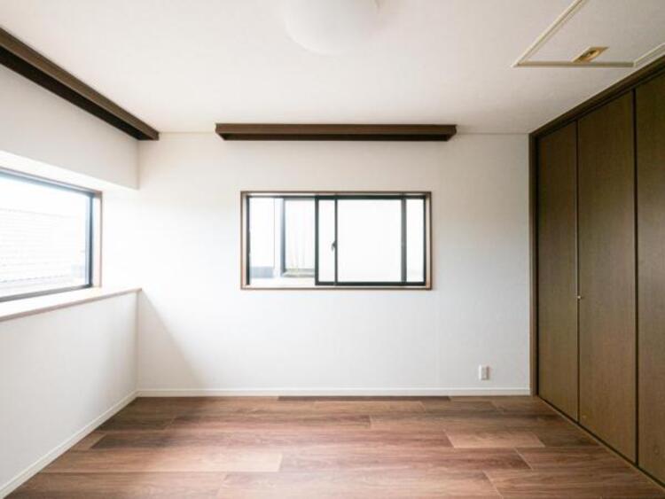 内装 採光を確保した明るい室内は風通しも良く穏やかな時が流れます！様々な生活スタイルにも対応可能な間取り。採光もアクセントの一つとして。この明るい好みの空間で読書をしたり、音楽を聞いたりと一人の時間も充実！