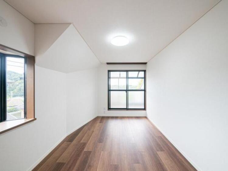 内装 居室はひとり時間を過ごせる安らげるお部屋として活用できます！収納スペースあり！荷物が多くても十分！！ベッドや勉強机、テレビなどを置きたい場合におすすめ！！過ごす時間が長くてもゆったり過ごせそうですね！