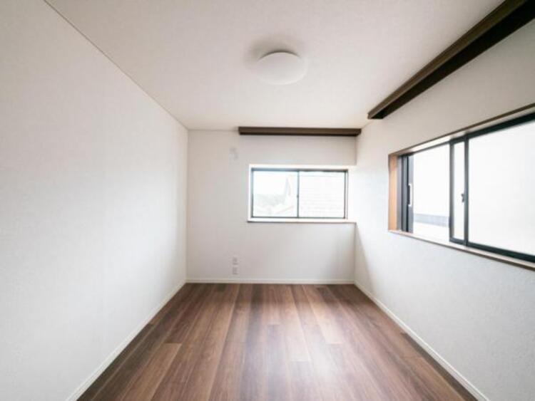 内装 穏やかな寛ぎあじわえるお部屋では有意義な時間がつくれます！！大きな窓からと陽光が注がれる明るい空間！光もアクセントの一つとして。一人時間も充実したものにできるプライベートルームは日々を豊かにします！！