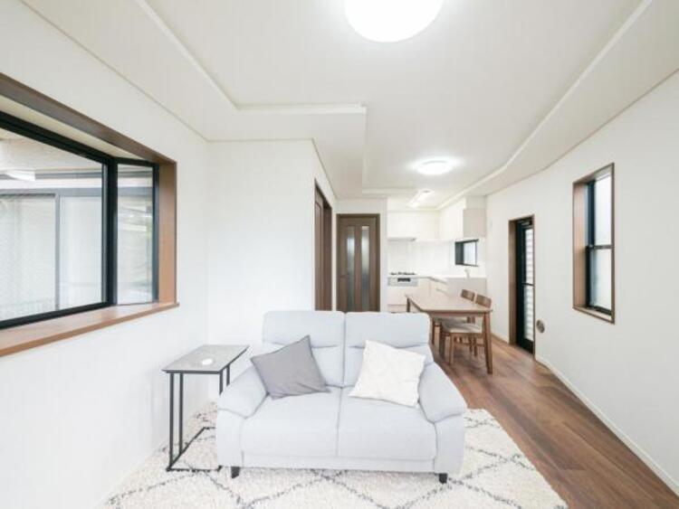 居間 家族の会話や笑顔が行き交うリビングで、子供を走り回らせたい。ダイニングテーブルでゆったり食事を堪能。光と風が溢れる開放的なリビングダイニングには、くつろぎの空間を生み自然と家族みんなが集まってきます