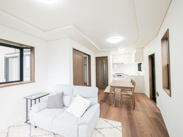 居間 お天気が晴れの日は照明をつけなくても充分明るいリビングです！どこか落ち着きのある広々とした内装です！皆で過ごす空間が、目に浮かんでくる様な優しいリビングダイニングです！くつろいだり楽しい時間を是非！