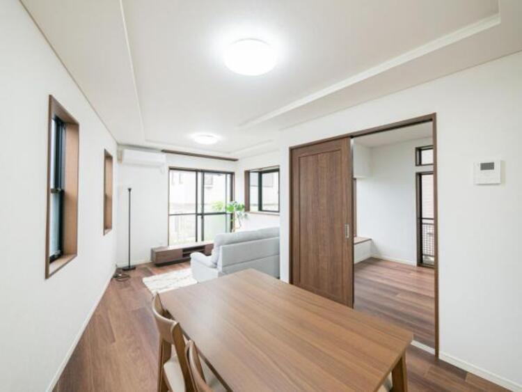 居間 リビングにあふれる採光と心地よい風のつどう調和された空間！！生活を彩る充実した日々が過ごせそうです。家族の滞在期間が長くなることを予測して、設計士が思いと工夫をこらした自慢のリビングダイニング！！！