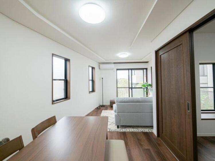 居間 開放感とプライベート感が見事に両立されたリビングダイニング！通常では相反するファクターがともにそろうと極上のくつろぎ空間が生まれます。だれにも譲りたくない至福の空間で過ごす日々は生活をより豊かにします