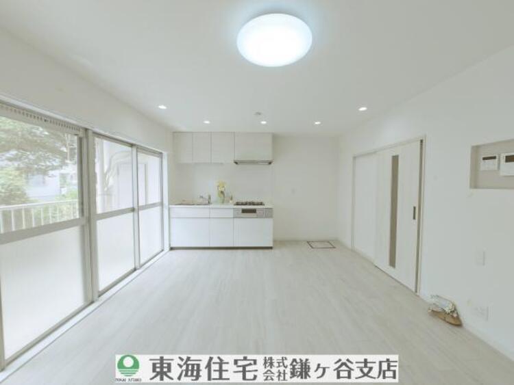 居間 12.6帖のLDKは南東向きで陽当り良好です