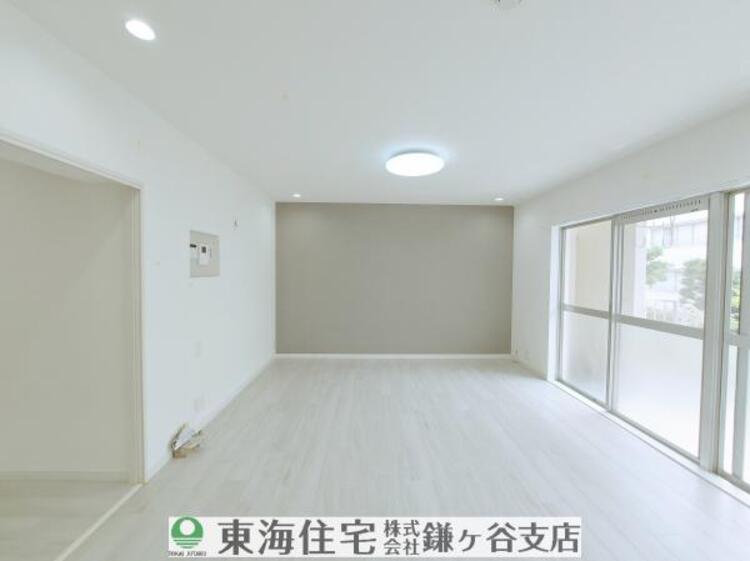 居間 アクセントクロスとダウンライトをあしらったLDKで寛ぎ時間