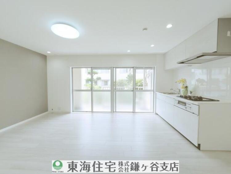 居間 明るい陽射し差し込むリビングでご家族団らん