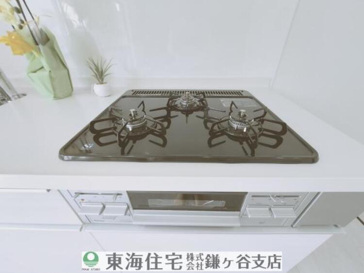キッチン ３口コンロで手際よくお料理できます