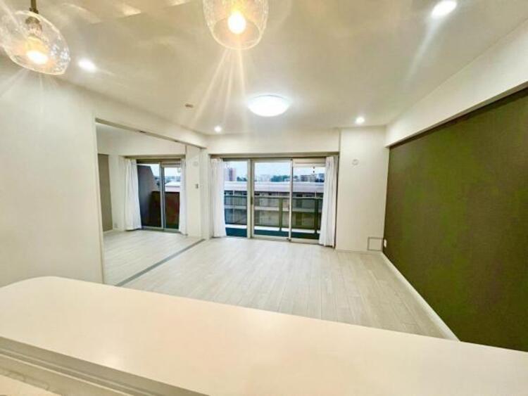 キッチン カウンターキッチンから見たリビング