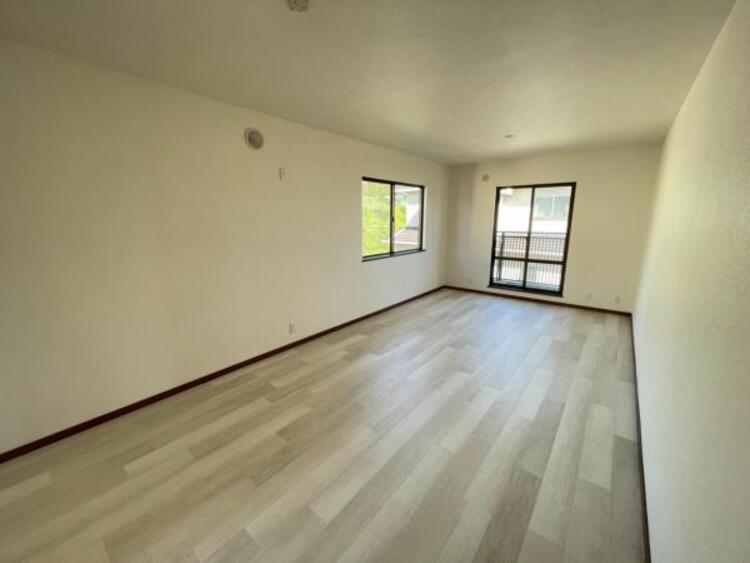 内装 ベッドを置いてもゆとりのある広さの主寝室です 