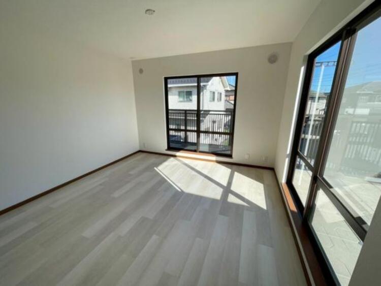 内装 バルコニーに面しており、陽光の差しこむ開放感のある洋室です 