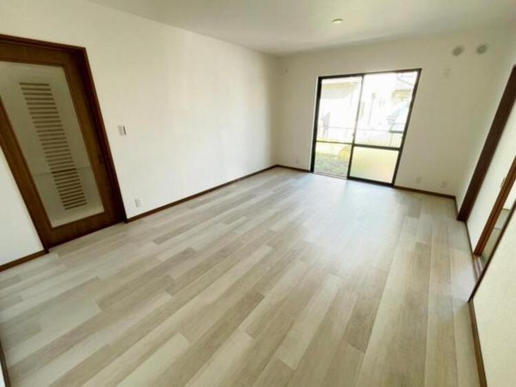 居間 南東向きの明るいLDKは、ご家族が自然と集まる憩いの空間です