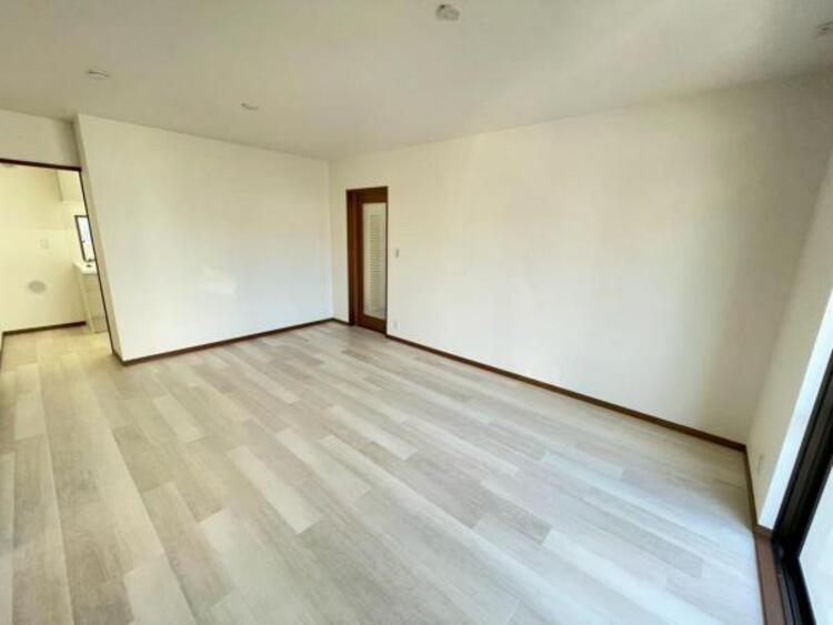 居間 白を基調とした明るいお部屋がご家族の暮らしを包み込みます 