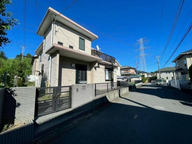 外観 前面は車通りの少ない6ｍ道路、落ち着きのある住宅街です