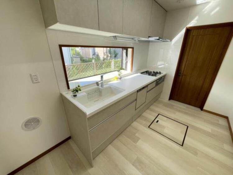 キッチン 広々としたシステムキッチンは、作業スペースがしっかりあり毎日のお料理が快適！ 