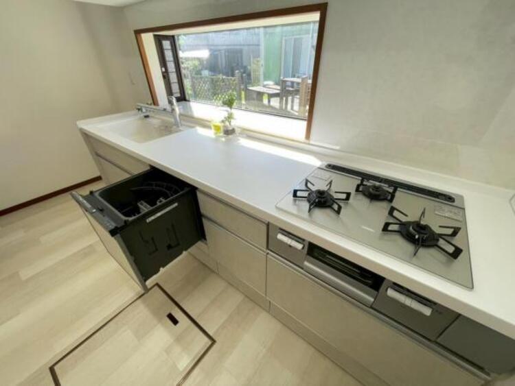 キッチン ビルトイン食洗機で食後の負担を軽減。高温洗浄と乾燥で、手洗いより清潔・快適、経済的です。 