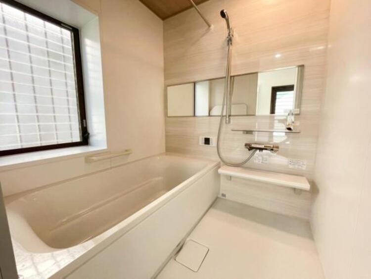 風呂 足を伸ばせる柔らかな曲線のバスタブが、日々の疲れを癒します 