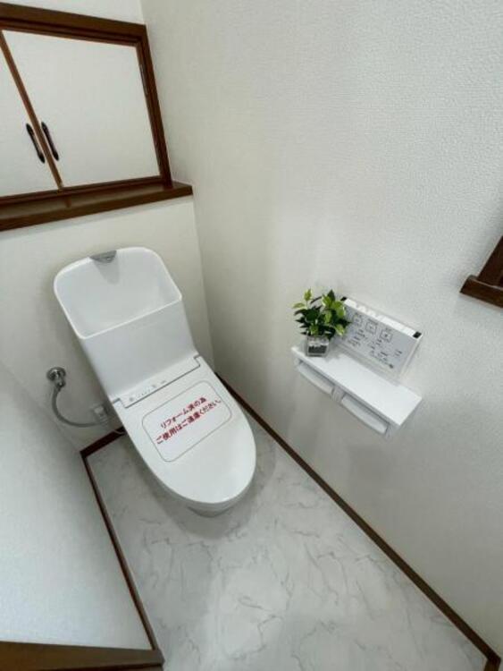 トイレ 明るく清潔感のある節水型ウォシュレットトイレです 