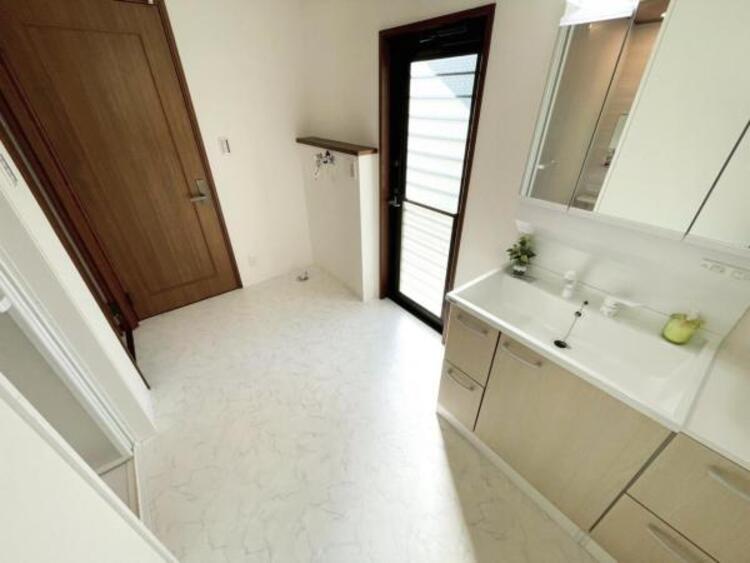 洗面 耐水性が高くお掃除が快適なクッションフロア採用の洗面室です 