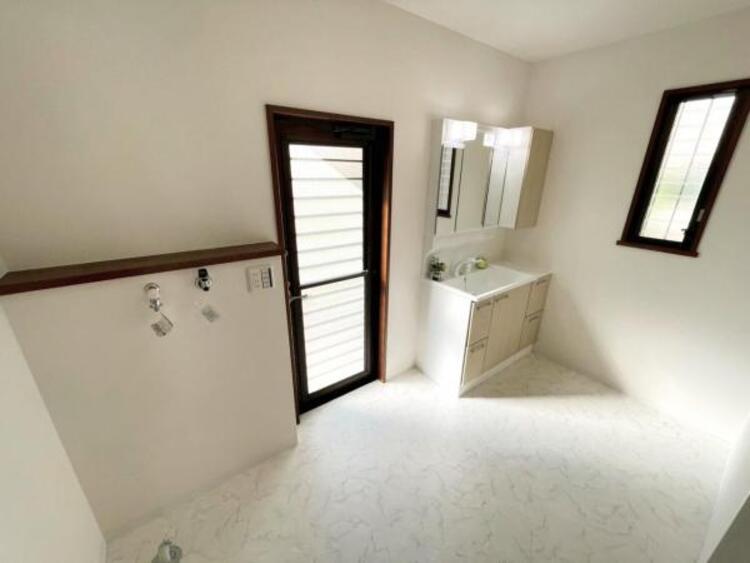 洗面 窓から外気を取り込み、換気のできるランドリースペース 