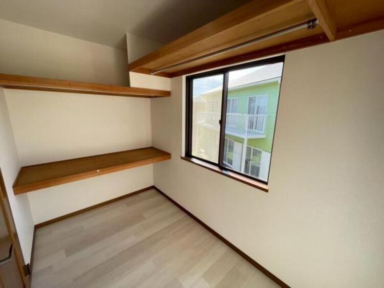 収納 大容量のWICにはご夫婦の衣類がすっきり収まり、衣替えいらずですね 