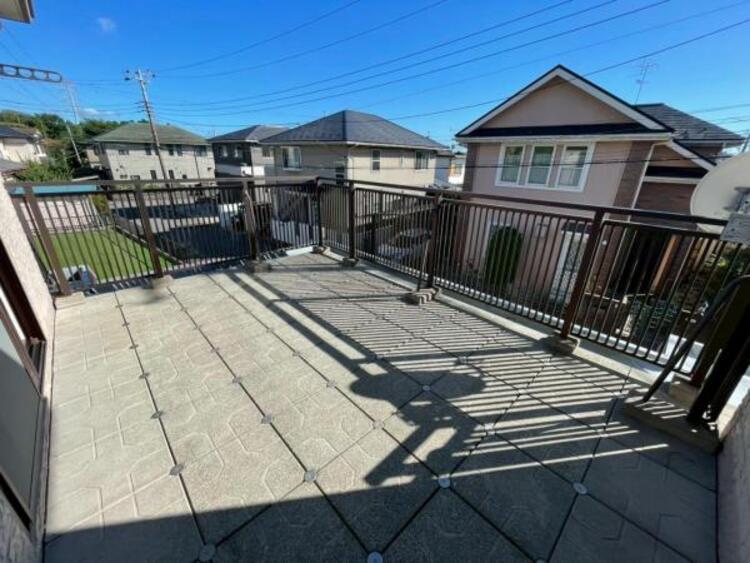 バルコニー 大きな洗濯物を干すのも快適な、陽当たり良好の広々ルーフバルコニー