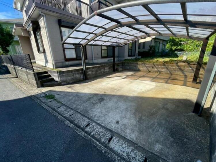 駐車場 カーポート並列2台駐車可能！セカンドカーや来客時に大変便利です