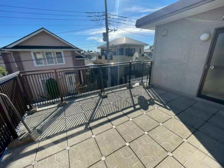 その他 周辺には高い建物がなく、日差しがたっぷり注ぐバルコニーです