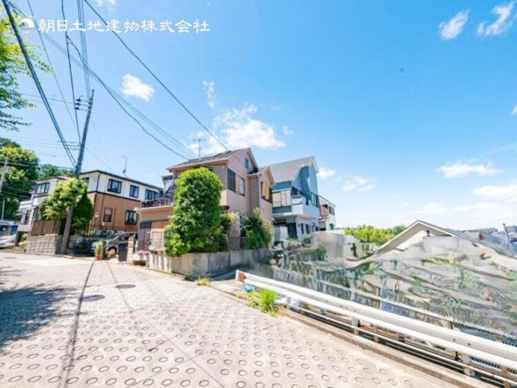 外観 空を広く感じる。緑が多いゆったり感のある安心の住環境です！！潤いのある環境でホッと生活できそうです！おしゃれな雰囲気や自然の潤いがあり、親しみやすさと個性を！街に新たな価値をもたらし続けてくれます！ 