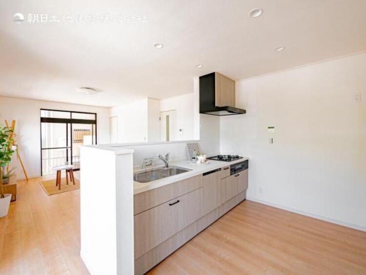 キッチン 【キッチン】リビングダイニングが見渡せるカウンターキッチン！　お料理をする人も開放感が心地いいです。 