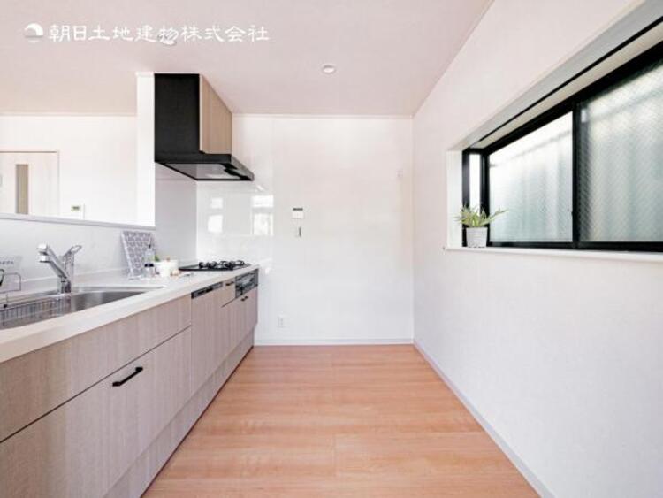 キッチン 【キッチン】広く取られたキッチンスペースはとても便利です。　自由にレイアウトがカスタマイズできます。 