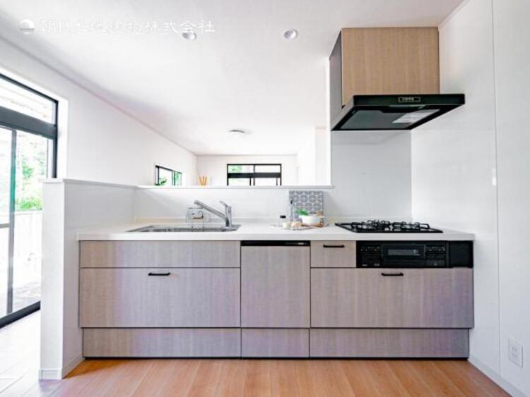 キッチン 【キッチン】使いやすい最新のシステムキッチンに交換済みです。入居時から気持ちよくお使いいただけます。 