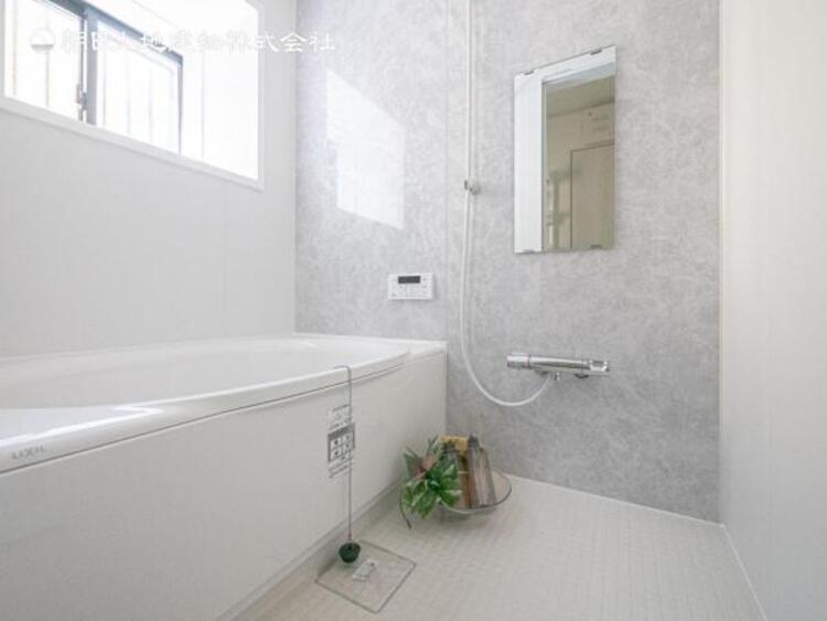 風呂 【浴室】ゆったりと寛げる広々バスで足を伸ばしてリラックス。　最新のユニットバスは設備も充実です。 