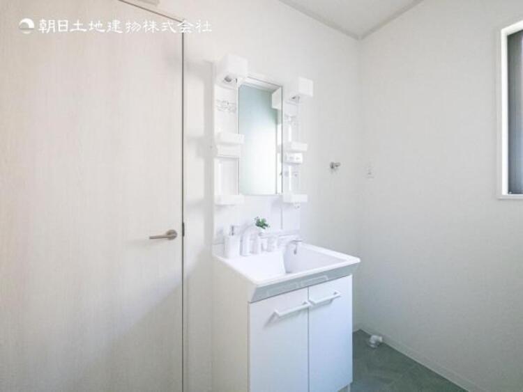 洗面 【洗面・脱衣所】３面鏡、シャワーヘッド、収納など充実の設備。動きやすい広さがあり使い勝手が良好です。 