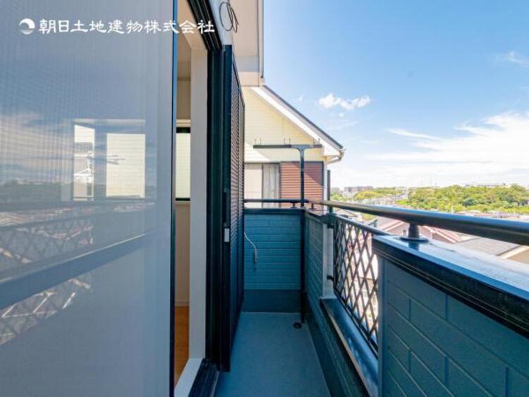 バルコニー 【バルコニー】太陽の光と爽やかな風でお洗濯物は気持ちいいです。 