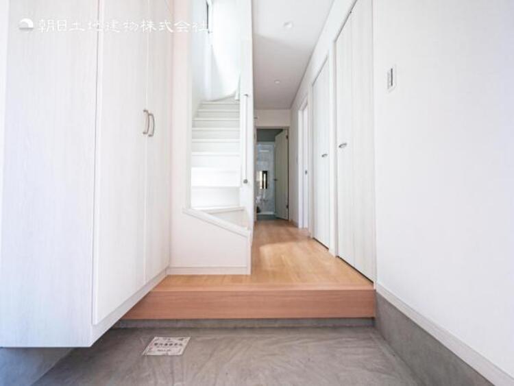 その他 【玄関】明るく広い玄関には収納力に優れたシューズボックス。　靴をスッキリと整頓することができます。 