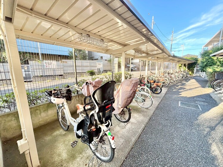 設備 整理整頓された駐輪場で、管理体制の良好さがうかがえます。