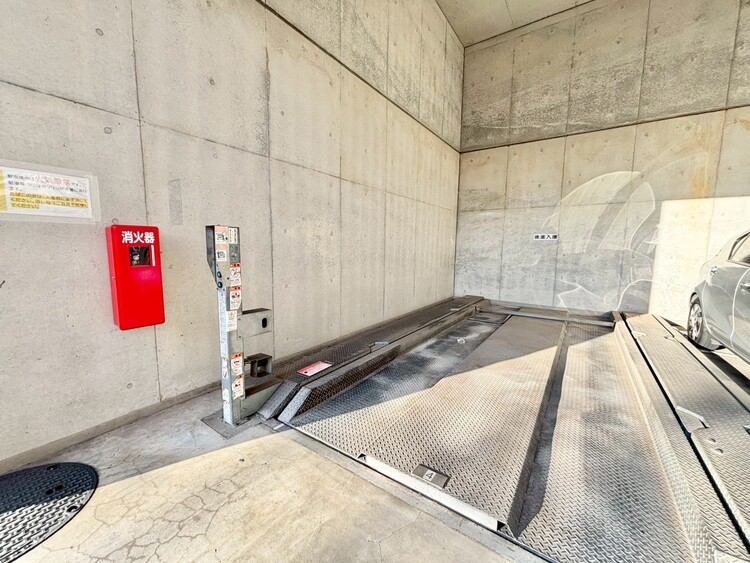 駐車場 本物件の駐車スペースです。車種制限のある場合もございますので、お気軽にお問い合わせくださいませ。