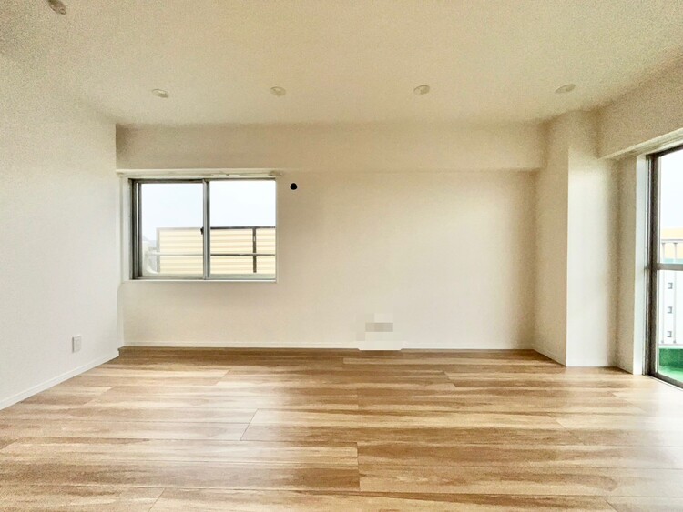 居間 忙しく過ぎゆく日常を置き去るほど、ゆったりした時間が流れるリビング。※CG加工により家具消しを行っています。