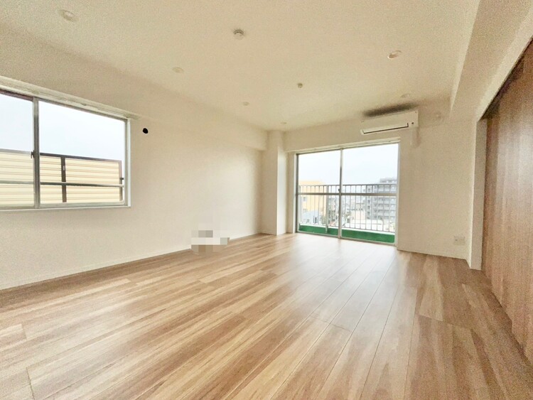 居間 居心地の良い空気感は、暮らしのステージを彩り、心からのやすらぎと満足感を与えてくれます。※CG加工により家具消しを行っています。