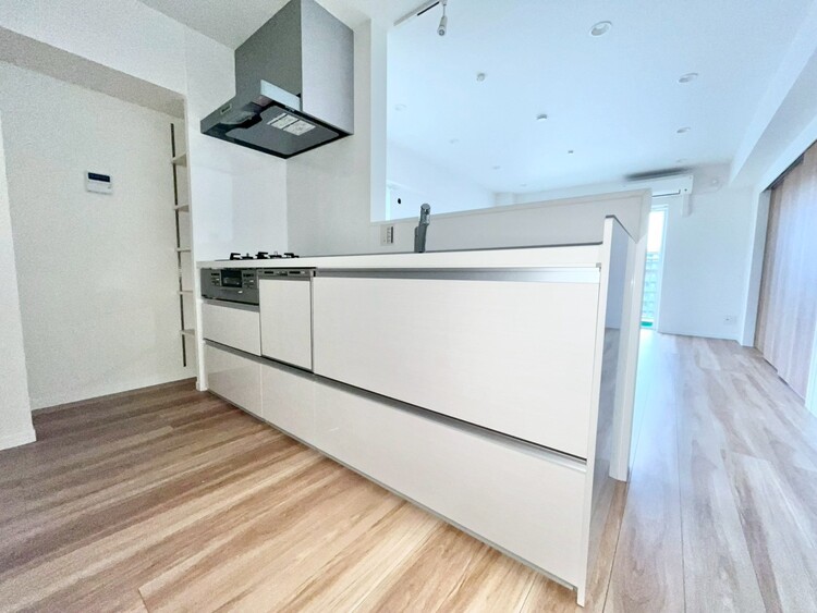 キッチン スマートな意匠と充実の機能を備えたキッチンが、暮らしにおいしい彩りを添えます。※CG加工により家具消しを行っています。