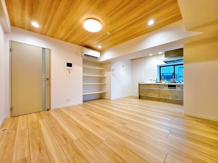 居間 忙しく過ぎゆく日常を置き去るほど、ゆったりした時間が流れるリビング。