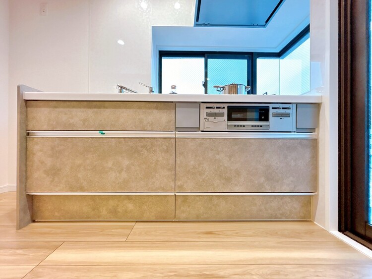 キッチン スマートな意匠と充実の機能を備えたキッチンが、暮らしにおいしい彩りを添えます。