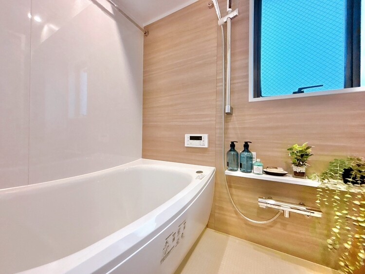 風呂 一日の疲れを癒すバスルームは、心地よいリラックスを叶える清潔感溢れる空間です。