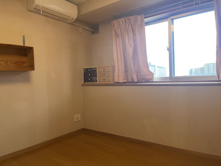 寝室 ベッドも十分に設置するスペースがあります。