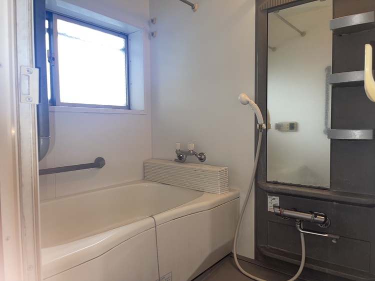 風呂 一日の疲れを癒すバスルームは、心地よいリラックスを叶える清潔感溢れる空間です。