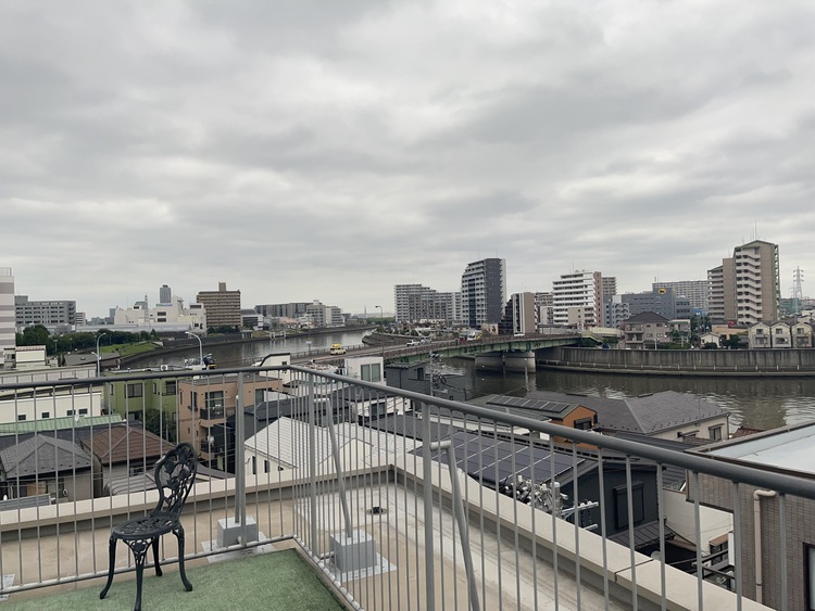 バルコニー 窓を開けると広がる青空。心をリフレッシュして日々を過ごしていきましょう。